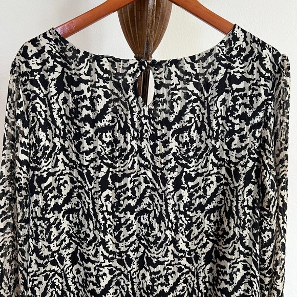 Blousology Women's Size 2X Abstract Long Sleeve Scoop-Neck Tie-Cuff Blouse - Picture 7 of 13